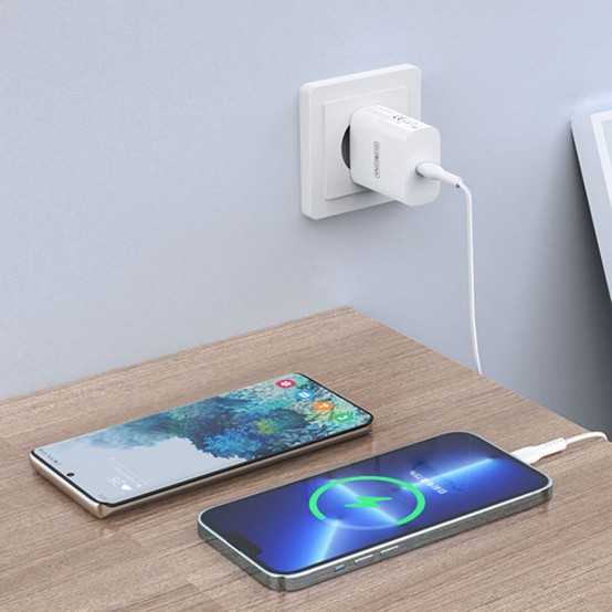 Alimentator  Wall Charger  - Type-C Fast Charging for iPhone / iPad, 20W - White T3